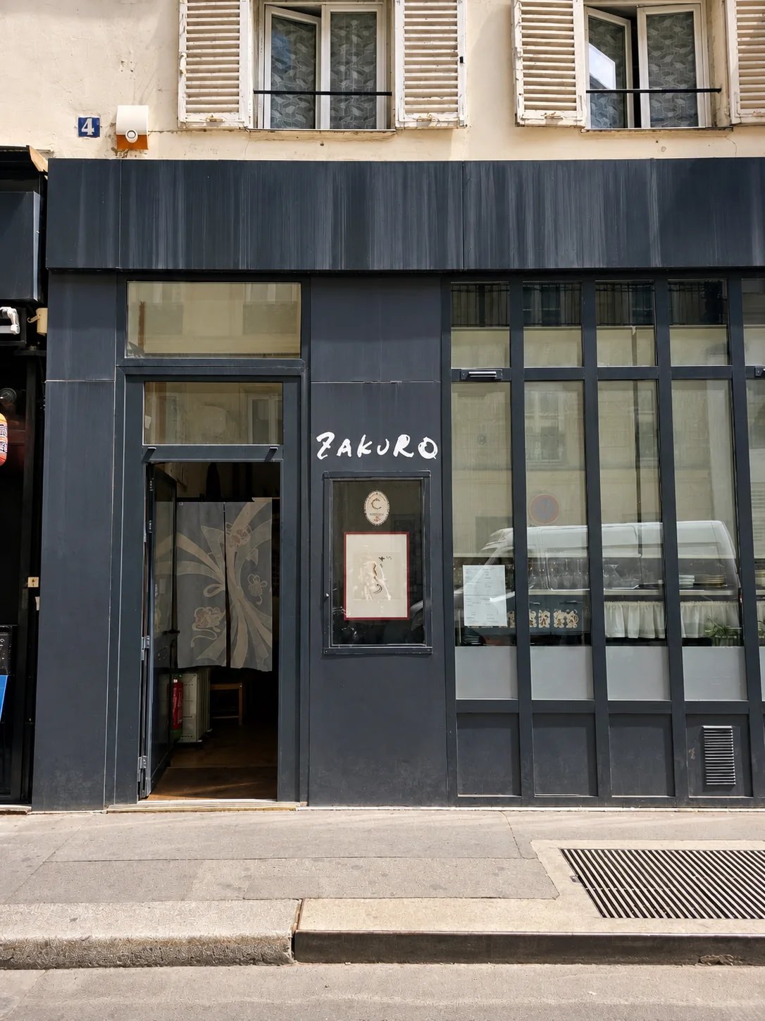 La façade sobre de Zakuro rue de Port-Mahon